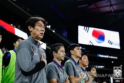 국민의례하는 홍명보 감독(서울=연합뉴스) 홍명보 축구대표팀 감독이 10일(한국시간) 미국 테네시주 내슈빌의 지오디스파크에서 열린 멕시코와의 친선경기에서 국기에 경례를 하고 있다. 2025.9.10 [대한축구협회 제공. 재판매 및 DB금지] photo@yna.co.kr