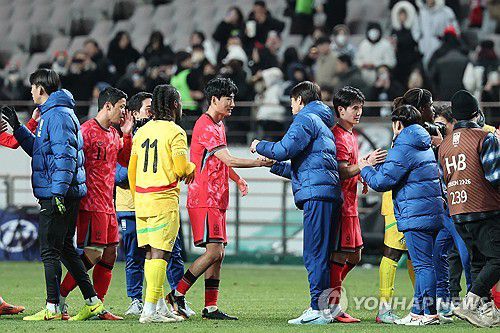 선수들 격려하는 홍명보 감독(서울=연합뉴스) 서대연 기자 = 18일 서울 마포구 서울월드컵경기장에서 열린 남자축구 국가대표 A매치 평가전 대한민국과 가나의 경기.      한국이 1-0으로 승리한 뒤 홍명보 감독이 한국 선수들을 격려하고 있다. 2025.11.18 dwise@yna.co.kr