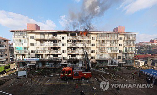 40년 된 제주 아파트서 벌이는 실화재 훈련(제주=연합뉴스) 변지철 기자 = 21일 제주시 이도2동 이도주공 아파트에서 40년 가까이 된 재건축 아파트 건물을 활용한 실화재 훈련이 진행되고 있다. 2025.11.21 bjc@yna.co.kr