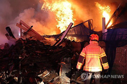 화마와의 사투(서귀포=연합뉴스) 박지호 기자 = 지난 1일 오후 9시 27분께 서귀포시 토평동의 한 업체 야적장에서 화재가 발생했다.     소방당국이 대응1단계를 발령한 가운데 2일 새벽 소방관들이 진화 작업을 하고 있다. 2025.12.2 jihopark@yna.co.kr