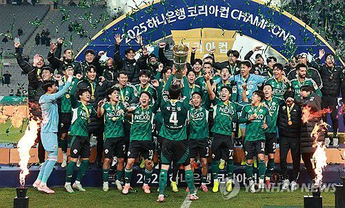 전북 코리아컵 우승(서울=연합뉴스) 한종찬 기자 = 6일 오후 서울 마포구 월드컵로 서울월드컵경기장에서 열린 광주FC와 전북현대의 2025 하나은행 코리아컵 결승전. 우승을 차지한 전북현대 선수들이 트로피를 들고 환호하고 있다. 2025.12.6 saba@yna.co.kr