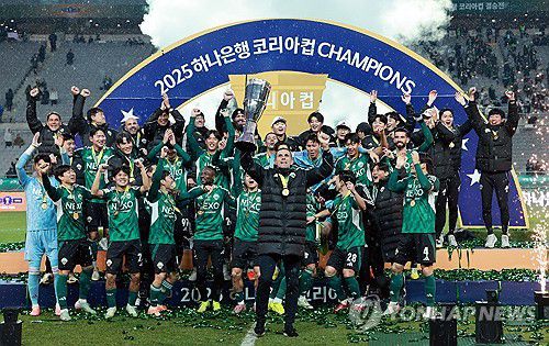 전북 코리아컵 우승(서울=연합뉴스) 한종찬 기자 = 6일 오후 서울 마포구 월드컵로 서울월드컵경기장에서 열린 광주FC와 전북현대의 2025 하나은행 코리아컵 결승전. 우승을 차지한 전북현대 거스 포옛 감독과 선수들이 트로피를 들고 환호하고 있다. 2025.12.6 saba@yna.co.kr