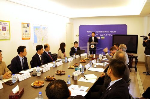시리아 진출 모색(베이루트=연합뉴스) 김동호 특파원 = 한국 기업인들이 5일(현지시간) 한·시리아 비즈니스포럼 2일차 행사에서 전규석 대사의 인사말을 듣고 있다. 2025.12.7 dk@yna.co.kr