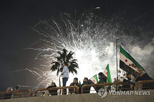 '해방 축하'(다마스쿠스 AFP=연합뉴스) 8일(현지시간) 새벽 시리아 시민들이 다마스쿠스에서바샤르 알아사드 독재정권 축출 1주년을 자축하며 불꽃놀이 중이다. 2025.12.8 photo@yna.co.kr