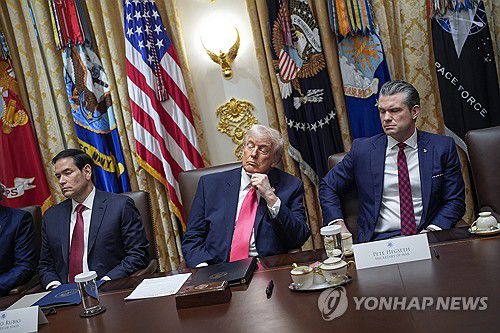 트럼프 대통령과 루비오 국무장관(왼쪽), 헤그세스 국방장관(오른쪽)[EPA=연합뉴스 자료사진. 재판매 및 DB 금지]