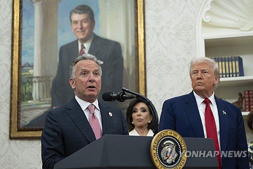 트럼프 대통령과 윗코프 특사(왼쪽)[UPI=연합뉴스 자료사진. 재판매 및 DB 금지]