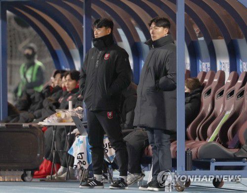경기 지켜보는 이영민 부천FC 감독(수원=연합뉴스) 이지은 기자 = 8일 수원종합운동장에서 열린 프로축구 승강 플레이오프 2차전 수원FC와 부천FC의 경기. 이영민 부천FC 감독(오른쪽)이 경기를 지켜보고 있다. 2025.12.8 jieunlee@yna.co.kr