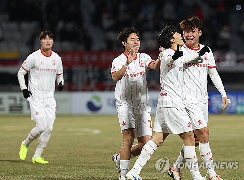 '승격을 향해'(수원=연합뉴스) 이지은 기자 = 8일 수원종합운동장에서 열린 프로축구 승강 플레이오프 2차전 수원FC와 부천FC의 경기. 전반 부천FC 김규민이 골을 넣은 뒤 기뻐하고 있다. 2025.12.8 jieunlee@yna.co.kr