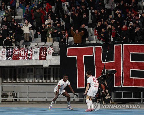 부천FC '승격이 눈앞에'(수원=연합뉴스) 이지은 기자 = 8일 수원종합운동장에서 열린 프로축구 승강 플레이오프 2차전 수원FC와 부천FC의 경기. 후반 부천FC 갈레고가 골을 넣은 뒤 관중석 앞을 달려가 세리머니를 하고 있다. 2025.12.8 jieunlee@yna.co.kr