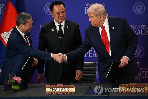 지난 10월 아세안 정상회의서 태국-캄보디아 중재하는 트럼프 대통령[EPA=연합뉴스 자료사진]