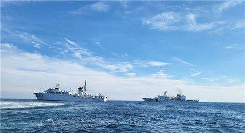 중국 어선 불법 조업 합동 단속[해양수산부 제공]