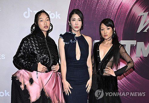 '케이팝 데몬 헌터스'에서 헌트릭스 노래 가창한 3인왼쪽부터 오드리 누나, 이재(EJAE), 레이 아미. [AFP=연합뉴스]