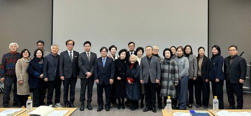 2025 박물관·미술관 발전 정책 세미나    (서울=연합뉴스) 김예나 기자 = 9일 서울 용산구 국립중앙박물관 교육동 강의실에서 열린 '2025 박물관·미술관 발전 정책 세미나' 참석자들이 기념사진을 촬영하고 있다. 이날 세미나에서는 국립 박물관 유료화의 필요성과 서비스 개선 방안 등을 논의했다. 2025.12.9     yes@yna.co.kr