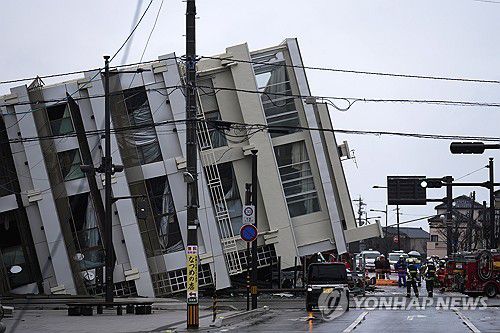 노토 강진으로 쓰러진 와지마시 건물[EPA 연합뉴스 자료사진. 재판매 및 DB 금지]