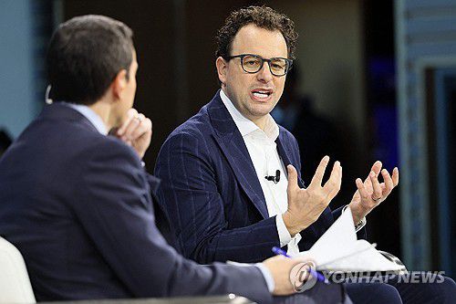 다리오 아모데이 앤트로픽 최고경영자(CEO)다리오 아모데이 앤트로픽 최고경영자(CEO)가 지난 3일(현지시간) 미국 뉴욕에서 열린 '딜북 서밋'에서 엔비디아의 첨단 칩을 중국에 판매해서는 안 된다고 주장하고 있다. [Getty Images via AFP=연합뉴스 자료사진]