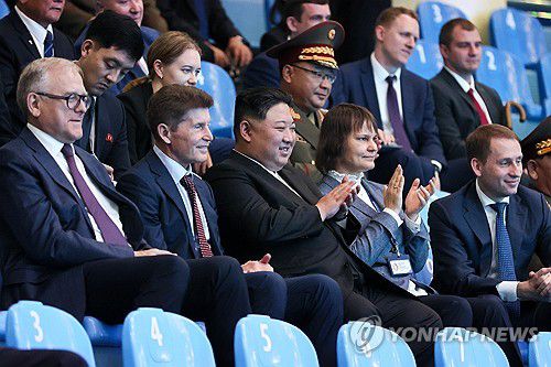 2023년 9월 김정은 북한 국무위원장(가운데)이 러시아 연해주를 방문했을 때 동행한 마체고라 대사(왼쪽)[타스 연합뉴스 자료사진. 재판매 및 DB 금지]