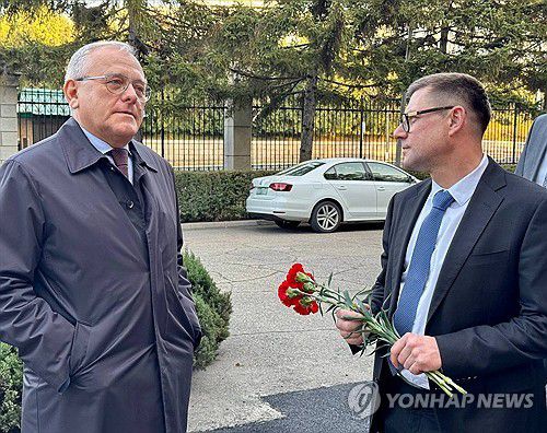 알렉산드르 마체고라 주북 러시아대사(왼쪽)[주북 러시아 대사관 텔레그램. 재판매 및 DB 금지] 2025.11.12 nkphoto@yna.co.kr