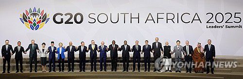이재명 대통령, G20 정상 기념촬영[연합뉴스 자료사진] 이재명 대통령이 지난달 22일(현지시간) 남아프리카공화국 나스렉 엑스포센터에서 열린 주요 20개국(G20) 정상회의에서 G20 정상 및 국제기구 수장들과 함께 기념촬영을 하고 있다. [공동취재 제공. 재판매 및 DB 금지] xyz@yna.co.kr