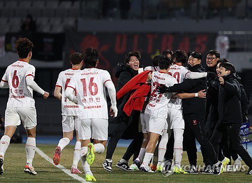 앞서가는 부천FC(수원=연합뉴스) 이지은 기자 = 8일 수원종합운동장에서 열린 프로축구 승강 플레이오프 2차전 수원FC와 부천FC의 경기. 전반 부천FC 바사니가 선제골을 넣은 뒤 이영민 부천FC 감독 등 코치진과 기뻐하고 있다. 2025.12.8 jieunlee@yna.co.kr