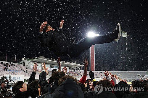 부천FC, '첫 승격'의 기쁨(수원=연합뉴스) 이지은 기자 = 8일 수원종합운동장에서 열린 프로축구 승강 플레이오프 2차전 수원FC와 부천FC의 경기. 3대2로 승리한 부천FC 선수들이 이영민 감독을 헹가래하고 있다. 2025.12.8 jieunlee@yna.co.kr