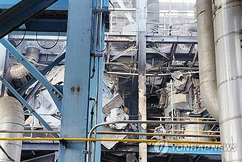 태안화력 폭발의 흔적(태안=연합뉴스) 9일 오후 2시 43분께 충남 태안군 원북면 태안화력발전소에서 폭발음과 함께 불이 났다는 신고가 119에 접수돼 소방 당국이 화재를 진압하는 가운데 화재 현장에서 폭발 흔적이 보인다. 2025.12.9 [독자 제공. 재판매 및 DB 금지] coolee@yna.co.kr