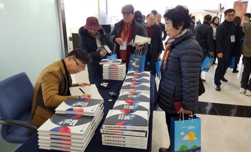 신간 출간 기념 저자 사인회(서울=연합뉴스) 지난 6일 포스코 국제관 대회의실에서 독도재단 주최로 진행된 신간 출간 기념 저자 사인회. [서희 제공]