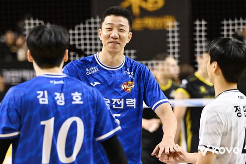 한국전력의 신영석(중앙)[한국배구연맹 제공. 재판매 및 DB 금지]