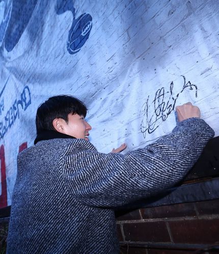 벽화에 서명을 남기는 손흥민[토트넘 홋스퍼 SNS 캡처. 재판매 및 DB 금지]