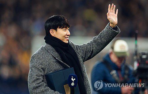 토트넘 홈팬들에게 작별 인사를 전하는 손흥민[EPA=연합뉴스]