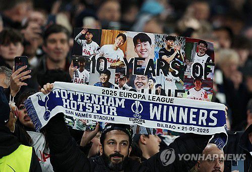 손흥민의 사진을 들어 올리며 환영하는 토트넘 팬들[로이터=연합뉴스]