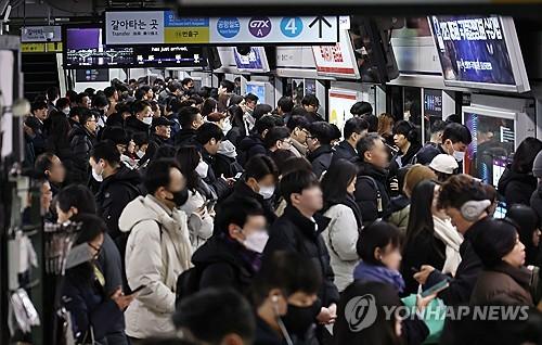출근길 지하철 이용하는 시민들[연합뉴스 자료사진]
