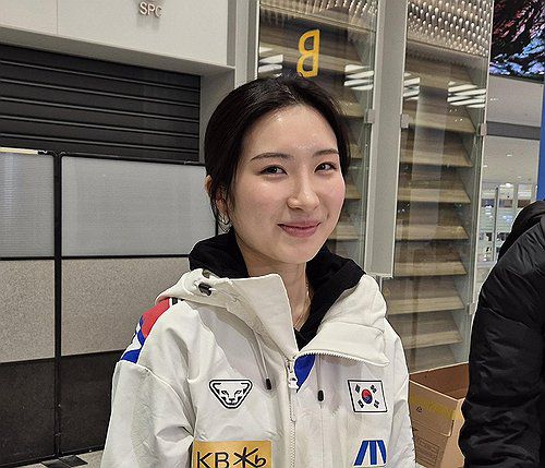 밝게 웃는 김길리(영종도=연합뉴스) 김경윤 기자 = 쇼트트랙 국가대표 김길리가 2일 인천국제공항을 통해 귀국한 뒤 인터뷰에 앞서 포즈를 취하고 있다. 2025.12.2 cycle@yna.co.kr