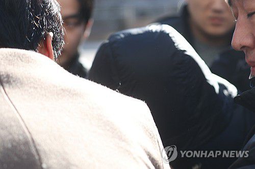 고개 숙인 양양군 공무원…'묵묵부답'[연합뉴스 자료사진]