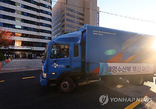 해수부 부산에 첫발(부산=연합뉴스) 손형주 기자 = 9일 오전 부산 동구 해양수산부 부산청사에 이사차량이 도착하고 있다. 해양수산부가 세종에서 부산으로 이전을 시작했다. 오는 10일부터 해운물류국을 시작으로 부산 청사에서 단계적으로 업무를 개시하며 21일까지 이사를 모두 완료할 예정이다. 2025.12.9 handbrother@yna.co.kr