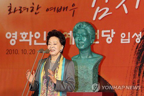 원로배우 김지미, 85세 일기로 별세…영화인장 준비(서울=연합뉴스) 원로 영화배우 김지미(본명 김명자)가 별세했다. 향년 85세.     10일 영화계에 따르면 김지미는 미국에서 세상을 떠났다. 한국영화인협회는 협회 주관으로 영화인장을 준비 중이다.     사진은 2010년 '영화인 명예의 전당'헌액식에서 감사 인사를 전하는 배우 김지미. 2025.12.10 [연합뉴스 자료사진] photo@yna.co.kr