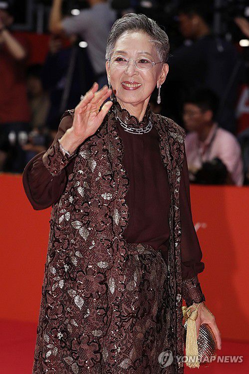 원로배우 김지미, 85세 일기로 별세…영화인장 준비(서울=연합뉴스) 원로 영화배우 김지미(본명 김명자)가 별세했다. 향년 85세.     10일 영화계에 따르면 김지미는 미국에서 세상을 떠났다. 한국영화인협회는 협회 주관으로 영화인장을 준비 중이다.     사진은 2019년 제24회 부산국제영화제(BIFF) 개막식에서 팬들에게 인사하는 배우 김지미. 2025.12.10 [연합뉴스 자료사진] photo@yna.co.kr