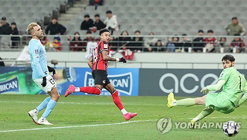 고별전 화끈한 선물(서울=연합뉴스) 서명곤 기자 = FC서울 제시 린가드가 10일 서울 마포구 서울월드컵경기장에서 열린 2025-2026 아시아축구연맹(AFC) 챔피언스리그 엘리트(ACLE) 리그 스테이지 6차전  멜버른 시티(호주)와의 경기에서 골을 넣고 있다. 2025.12.10 seephoto@yna.co.kr
