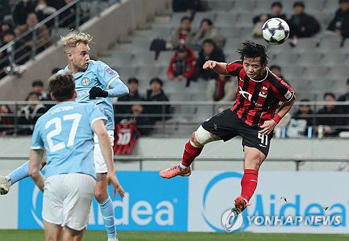 황도윤 헤딩슛(서울=연합뉴스) 서명곤 기자 = 10일 서울 마포구 서울월드컵경기장에서 열린 2025-2026 아시아축구연맹(AFC) 챔피언스리그 엘리트(ACLE) 리그 스테이지 6차전 FC서울과 멜버른 시티(호주)의 경기에서 FC서울 황도윤이 헤딩슛을 하고 있다.    2025.12.10 seephoto@yna.co.kr