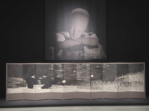 무나씨 작 '고사관수도'(위)와 '마음을 담아'(서울=연합뉴스) 박의래 기자 = 11일 서울 강서구 마곡동 스페이스K 서울에서 열리는 무나씨의 개인전 '우리가 지워지는 계절에'에 전시된 '고사관수도'(위)와 '마음을 담아'. 2025.12.11. laecorp@yna.co.kr