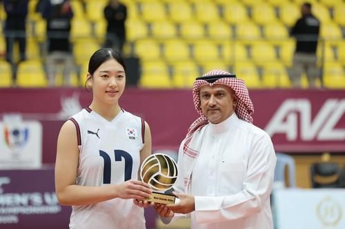U-16 아시아선수권 MVP로 선정된 손서연(왼쪽)[아시아배구연맹 홈피 캡처. 재판매 및 DB 금지]