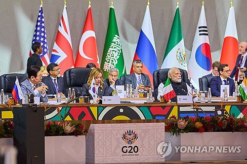 G20 참석한 각국 정상들[연합뉴스 자료사진. 재판매 및 DB 금지] 이재명 대통령(왼쪽)을 비롯한 회원국 정상들이 11월 22일(현지시간) 남아프리카공화국 나스렉 엑스포센터에서 열린 주요 20개국(G20) 정상회의에 참석해 있다. 테이블 왼쪽부터 이 대통령, 조르지아 멜로니 이탈리아 총리, 나렌드라 모디 인도 총리.  [공동취재 제공] xyz@yna.co.kr
