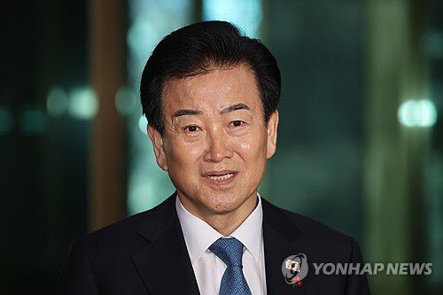 청사 도착한 정동영 장관(서울=연합뉴스) 서대연 기자 = 정동영 통일부 장관이 11일 서울 종로구 정부서울청사로 들어서고 있다. 2025.12.11 dwise@yna.co.kr