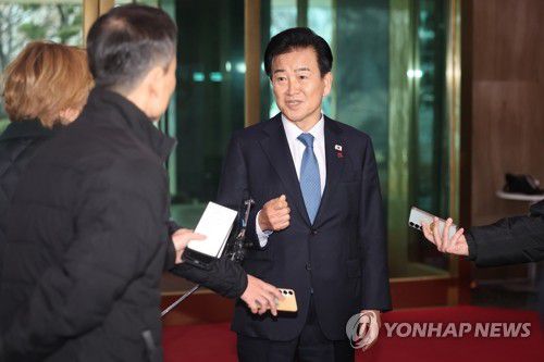 입장 밝히는 정동영 장관(서울=연합뉴스) 서대연 기자 = 정동영 통일부 장관이 11일 서울 종로구 정부서울청사로 들어오며 취재진에 입장을 밝히고 있다. 2025.12.11 dwise@yna.co.kr