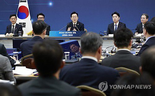 이재명 대통령, 취임 후 첫 업무보고(세종=연합뉴스) 김도훈 기자 = 이재명 대통령이 11일 세종시 정부세종컨벤션센터에서 열린 '2026년 대도약하는 경제, 신뢰받는 데이터' 기획재정부(국세청·관세청·조달청)-국가데이터처 업무보고에서 발언하고 있다. 2025.12.11 [대통령실통신사진기자단] superdoo82@yna.co.kr