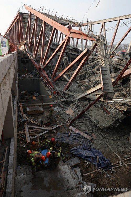 매몰자 수색 중인 구조대(광주=연합뉴스) 조남수 기자 = 11일 광주 서구 광주대표도서관 공사현장에서 철골 구조물이 붕괴돼 구조대가 매몰 작업자 구조 활동을 하고 있다. 2025.12.11 iso64@yna.co.kr