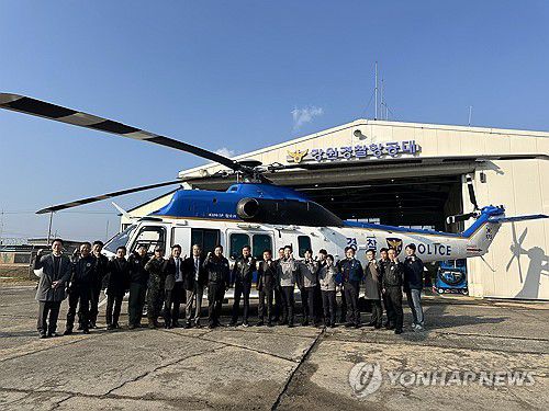강원경찰 새 중형헬기 '참수리' 취항식(춘천=연합뉴스) 강태현 기자 = 11일 강원 춘천시 신북읍 비행장에서 강원경찰 항공대 새 중형헬기 참수리(KUH-1P) 취항식이 열리고 있다. 참수리는 최고 출력 1천850마력을 자랑하는 엔진 2개가 장착된 14인승 중형급 헬기로 첨단 항공전자장비가 탑재돼 있다. 2025.12.11 taetae@yna.co.kr