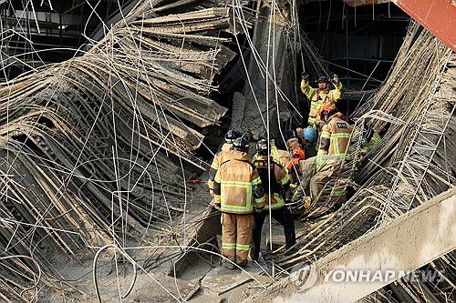 광주대표도서관 붕괴현장 구조작업(광주=연합뉴스) 조남수 기자 = 11일 오후 광주 서구 치평동 광주대표도서관 건립공사장에서 붕괴 사고가 발생해 소방대원들이 매몰자 구조 작업을 벌이고 있다. 2025.12.11 iso64@yna.co.kr