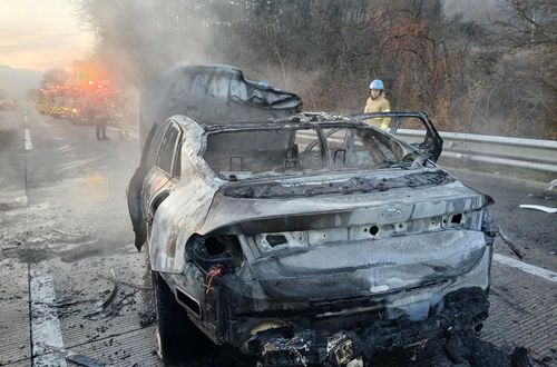 불에 탄 승용차[경북소방본부 제공. 재판매 및 DB 금지]