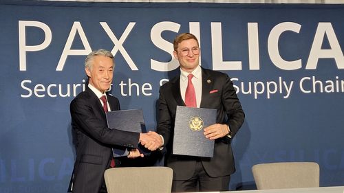 주미일본대사와 미국 국무부 경제차관(워싱턴=연합뉴스) 김동현 특파원 = 야마다 시게오 주미일본대사와 제이콥 헬버그 미국 국무부 경제 담당 차관이 11일(현지시간) 워싱턴DC 미국평화연구소에서 열린 '팍스 실리카' 행사에서 서명식을 한 뒤 악수하고 있다. 2025.12.11