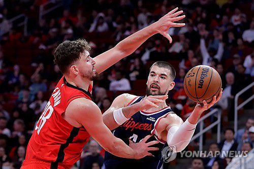 패스 시도하는 이비차 주바치(오른쪽)[AP=연합뉴스]